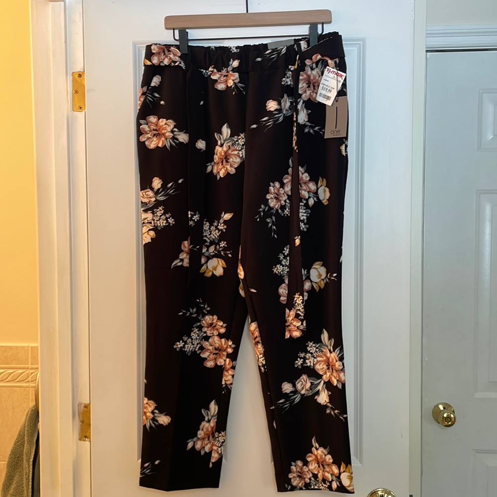 Women’s floral belted dress pants NWT